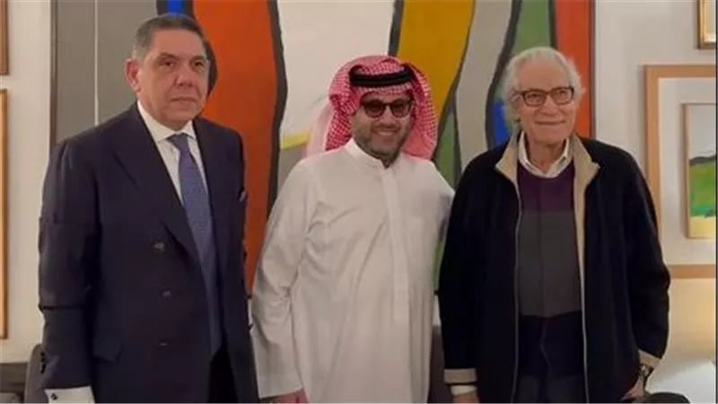 شاهد.. تركي آل الشيخ يقبل رأس فاروق حسني في منزله: سعيد بزيارة القامة الكبيرة
