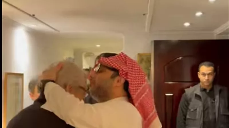تركي آل الشيخ يلتقي فاروق حسني في منزله ويقبل رأسه احتراما لمسيرته