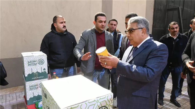 محافظ الدقهلية يتابع توزيع 1000 كرتونة رمضان هدية لعمال النظافة