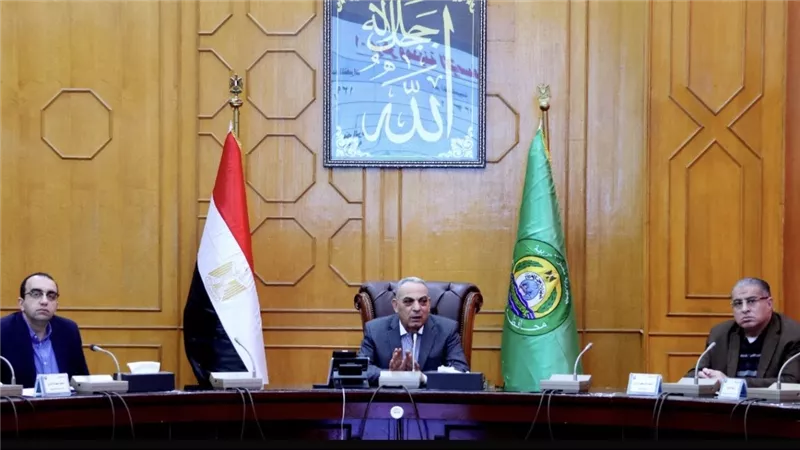 محافظ الإسماعيلية يتابع الأداء بملف المتغيرات المكانية والبنية المعلوماتية