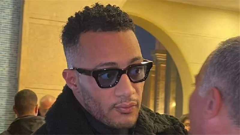 محمد رمضان يقدم واجب العزاء في شقيق زينة بمسجد المشير طنطاوي| صور