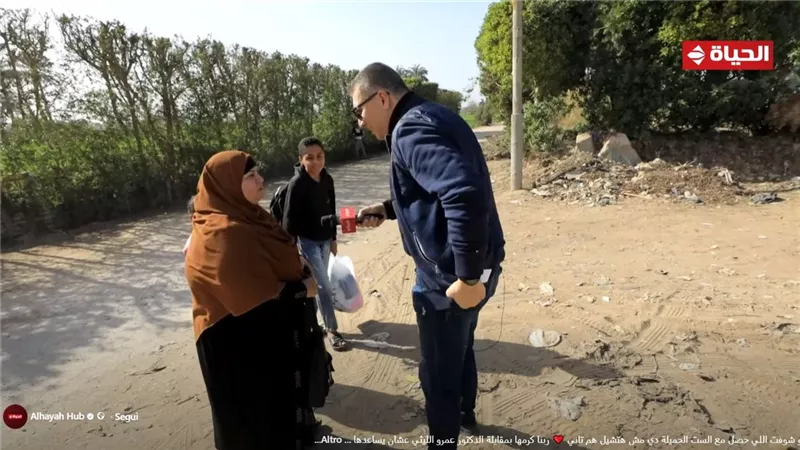 تبكي بسبب مرض حفيدتها.. الليثي يجبر بخاطر أم إسلام ويهديها ٥ الآف جنيه