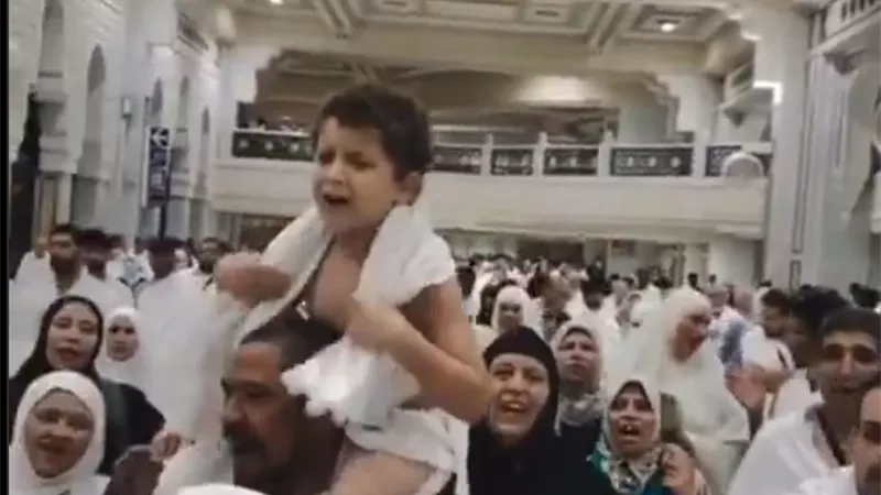 طفل مصري يذهل المعتمرين بصوته العذب في الدعاء بين الصفا والمروة