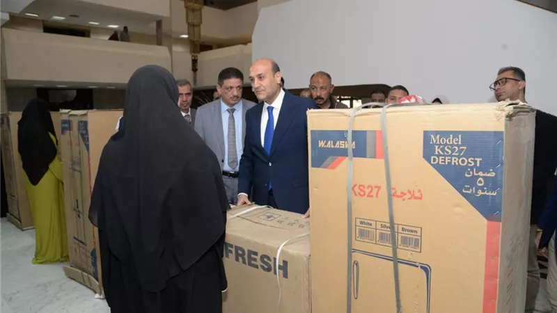 محافظ أسيوط يسلم 10 أجهزة عرائس وكرسيين متحركين كهربائيين للأولى بالرعاية