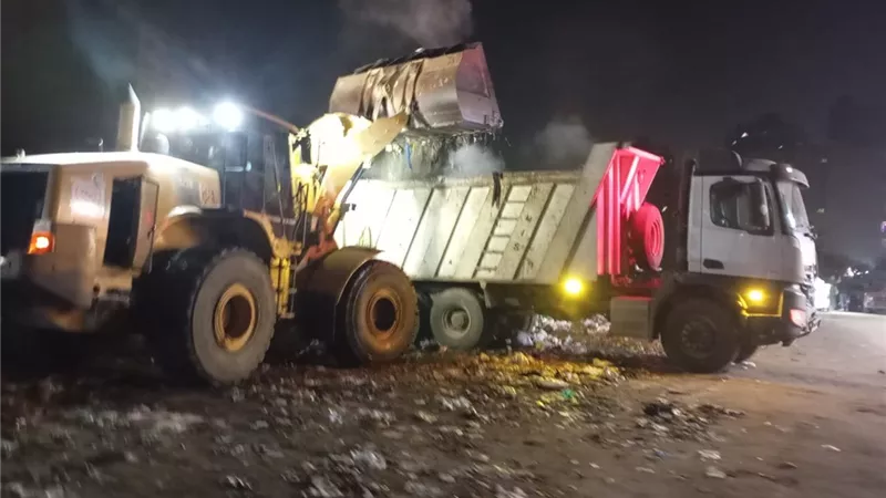 محافظة الجيزة ترفع ٢٧٠٠ طن مخلفات من العمرانية والوراق لرفع كفاءة النظافة