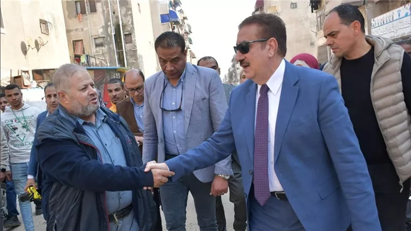 محافظ بورسعيد يلتقي المواطنين خلال جولاته الميدانية ويوجه بسرعة دراسة المشكلات