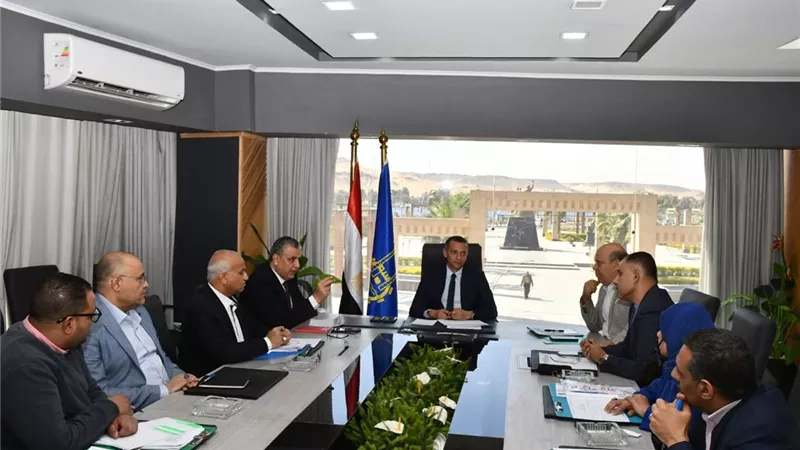 محافظ أسوان يتابع الموقف التنفيذى لطلبات تقنين أراضى الدولة 