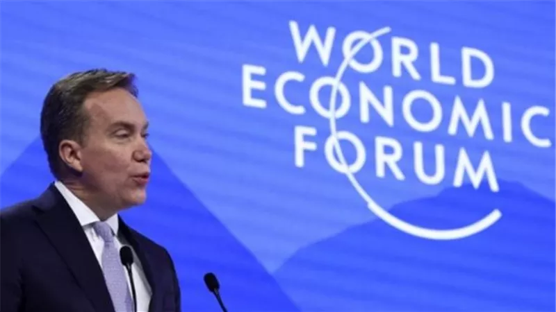 استقالة مفاجئة لرئيس منتدى دافوس بعد تحقيق حول علاقته بجيفري إبستين