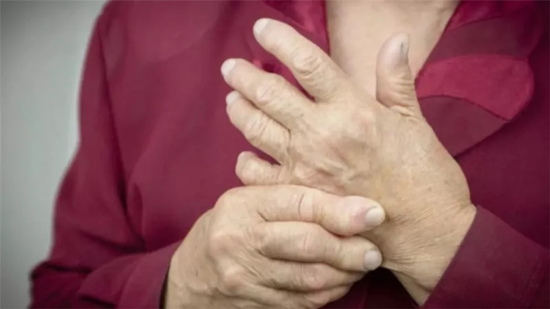 لماذا تشعر النساء بالألم لفترة أطول من الرجال؟ العلم يحسم الجدل 	