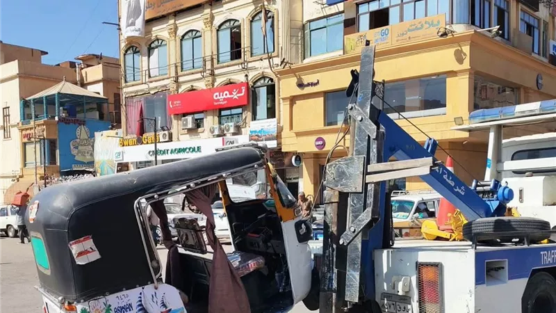 حملات مكبرة لضبط المخالفات وفرض السيطرة في شوارع محافظة أسوان 