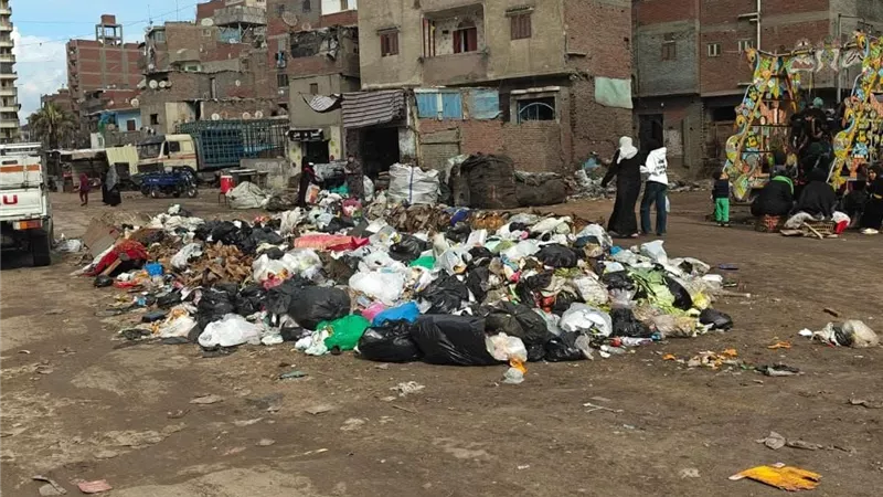 شوارع مغطاة بالقمامة وسط صمت المسؤولين بمنطقة الكاكولا بطنطا