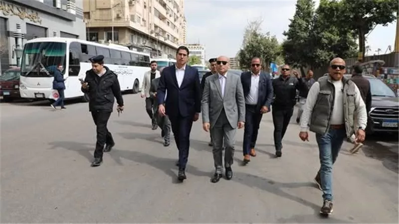 لرفع الإشغالات والتعديات.. محافظ القاهرة يقود جولات مفاجئة بشوارع وسط المدينة