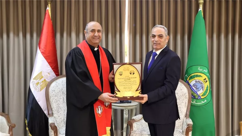 محافظ الإسماعيلية يستقبل ممثلي الكنائس بالمحافظة للتهنئة بمنصبه الجديد