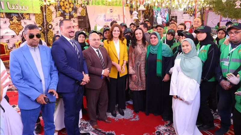 مايا مرسي تطلع على خدمات وحدة إطعام الحاجة عزيزة لجمعية 