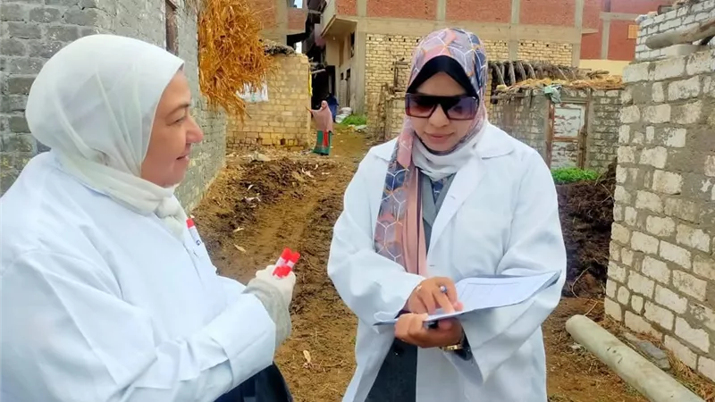 تقصي قرى وتربية منزلية بقرية العمدة لمكافحة انفلونزا الطيور بالسويس