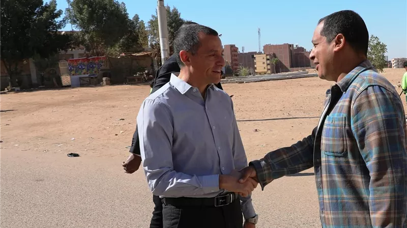 محافظ أسوان يتابع ميدانياً منظومة النظافة بحى الصداقة الجديدة بأسوان