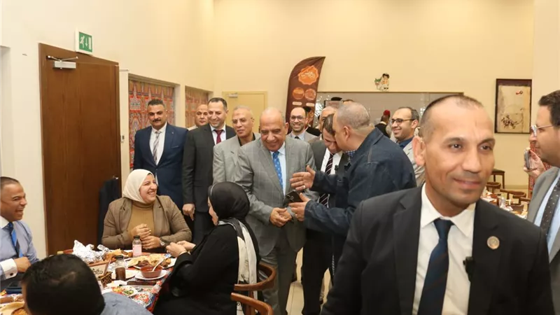 وزير الكهرباء يشارك العاملين بديوان الوزارة والشركة القابضة إفطارهم 