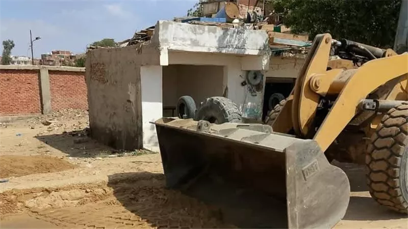 استمرار رفع الأتربة بطريق السويس في نطاق فايد لتحسين المظهر الحضاري