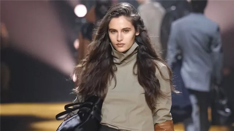 البنية الكلاسيكية في عرض أزياء BOSS بأسبوع ميلانو للموضة 