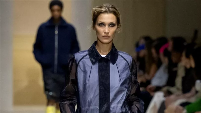 بأربعة إطلالات.. بيلا حديد تشارك في عرض Prada لأول مرة في مسيرتها 