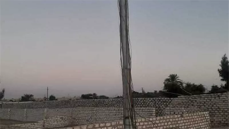 أسلاك الكهرباء في الأرض.. استغاثة أهالي نجع الشيخ حسين بقنا من عدم وجود أعمدة