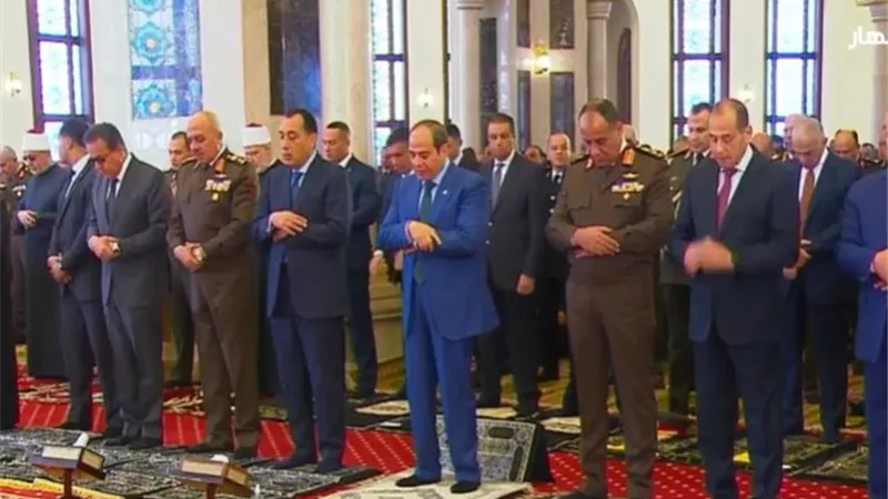 بمناسبة ذكرى نصر أكتوبر.. الرئيس السيسي يؤدي صلاة الجمعة بمسجد المشير 