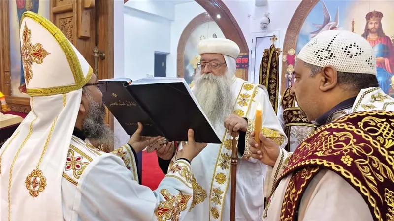 الأنبا تكلا يصلي القداس الإلهي بكاتدرئية الشهيد العظيم مارجرجس بدشنا  