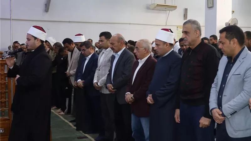 محافظ السويس يؤدي صلاة الجمعة بمسجد أنس بن مالك وسط أهالي حي فيصل