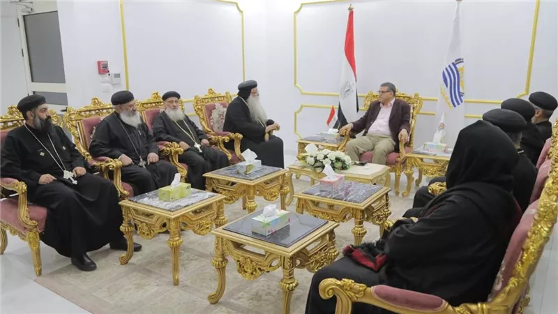 محافظ قنا: التركيز على مشروعات تحسين البيئة ورفع كفاءة الطرق وأعمال الإنارة