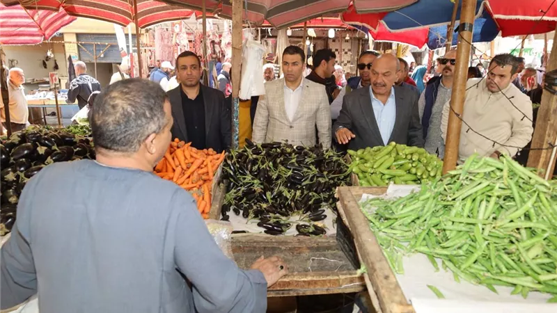 محافظ السويس يتفقد الأسواق فجرا لضبط الأسعار وتوافر السلع ورفع الاشغالات 