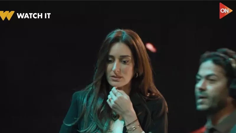 قلبها رقيق.. أمينة خليل تحاول دعم الأستانت بعد اللي حصله في الكاميرا الخفية