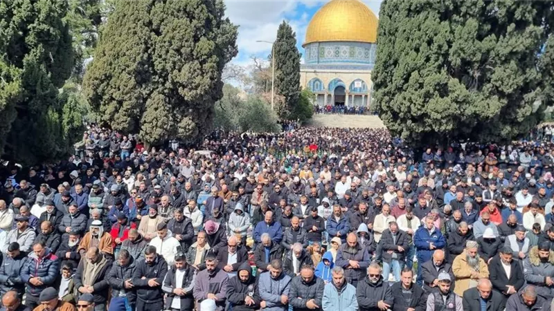 صحاب الأرض.. 100 ألف فلسطيني يؤدون صلاة الجمعة بباحات المسجد الأقصى