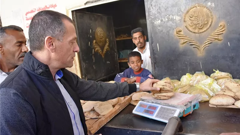 أثناء جولته بمنطقة الصداقة الجديدة محافظ أسوان يتابع جودة ووزن رغيف الخبز 