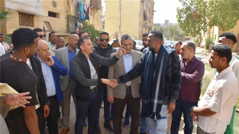 أثناء جولته بمنطقة السيل محافظ أسوان يطالب الأهالى بصيانة تسريب صرف العمارات 