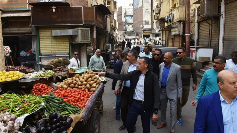 محافظ أسوان يقود حملة بميدان النفق وشوارع الحدادين والمطار والمدارس