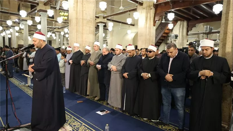 بالقراءات العشر.. آلاف يتوافدون إلى الجامع الأزهر لأداء العشاء والتراويح 