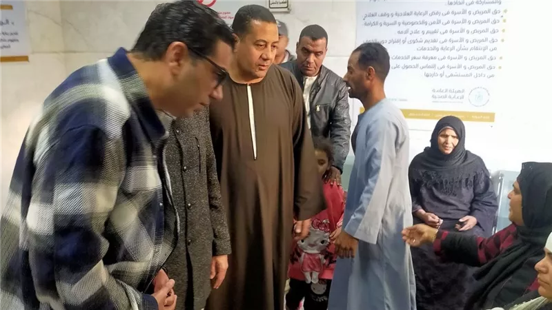 نائب محافظ الأقصر يزور مصابي حادث انقلاب ميكروباص بأرمنت ويوجه بتقديم الرعاية 