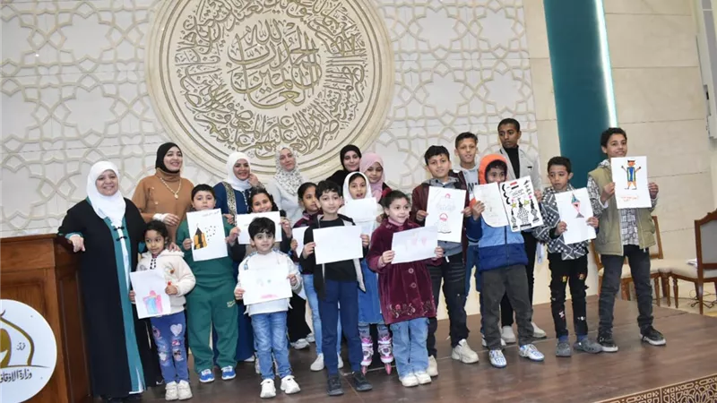 مسجد مصر يتلألأ بأصوات التلاوة وفرحة الأطفال في أجواء إيمانية وثقافية مميزة