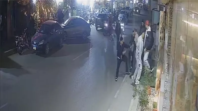 اعتداء بالأسلحة البيضاء على محل بيتي أسفل كوبرى المنهل بمدينة نصر