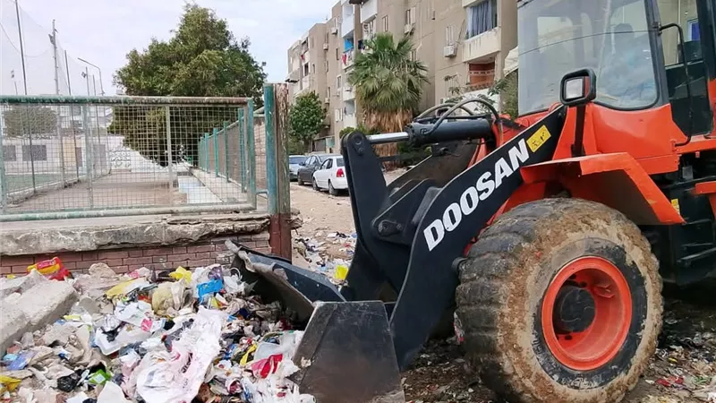 «محليات السويس»: استمرار حملات النظافة ورفع المخلفات بعدة مناطق بحي الأربعين