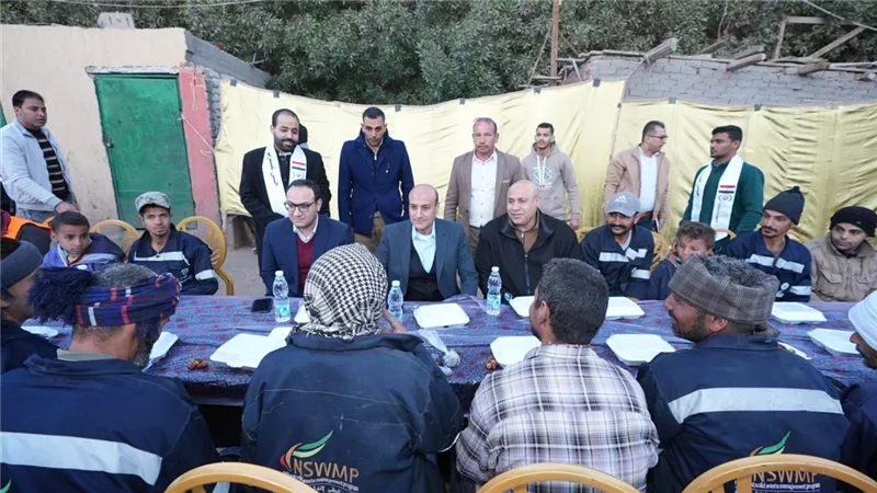 محافظ أسيوط يشارك عمال نظافة حي غرب إفطارًا جماعيًا ويؤكد: أنتم عماد المنظومة 