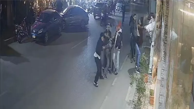 مالك مطعم بيتي يحرر محضر ضد عمال دليفري لتعديهم عليه بمدينة نصر