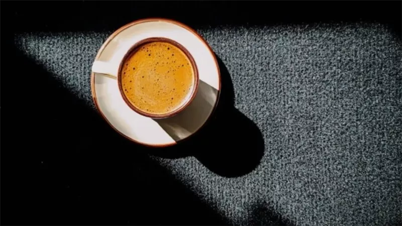 ما مدة تأثير الكافيين على الجسم وكيف تشعر عند انسحابه؟