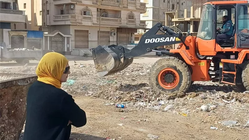 تكثيف حملات النظافة ورفع المخلفات بحي فيصل بمحافظة السويس 