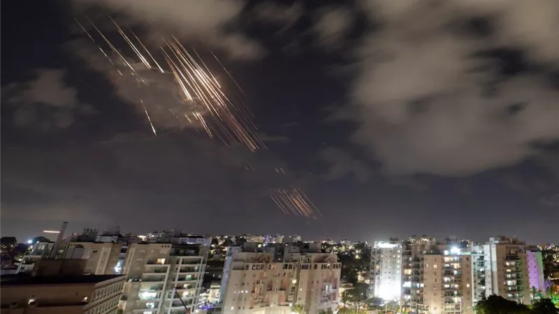 إسرائيل تعيش الرعب من جديد.. دوي صافرات الإنذار في تل أبيب