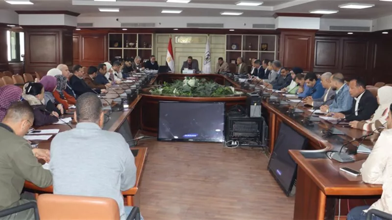 مناقشة نسب تنفيذ مشروعات الطرق والري والصرف ببني سويف