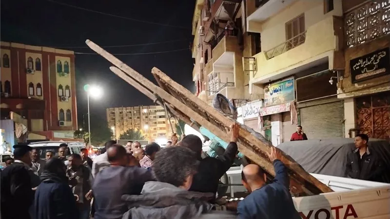 رفع أكثر من 150 حالة إشغال متنوعة ومصادرة للمضبوطات بشوارع وأسواق أسوان 