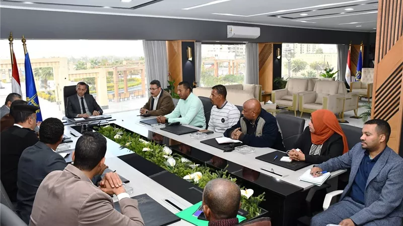 محافظ أسوان يطلق خطة شاملة لنقل الباعة الجائلين إلى سويقات حضارية