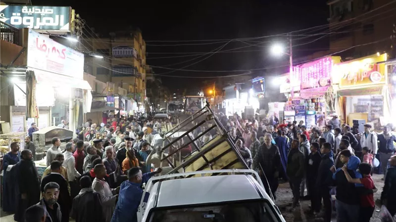 حملات مكبرة بأسوان لرفع أكثر من 250 حالة إشغال وتعدى على الطريق 