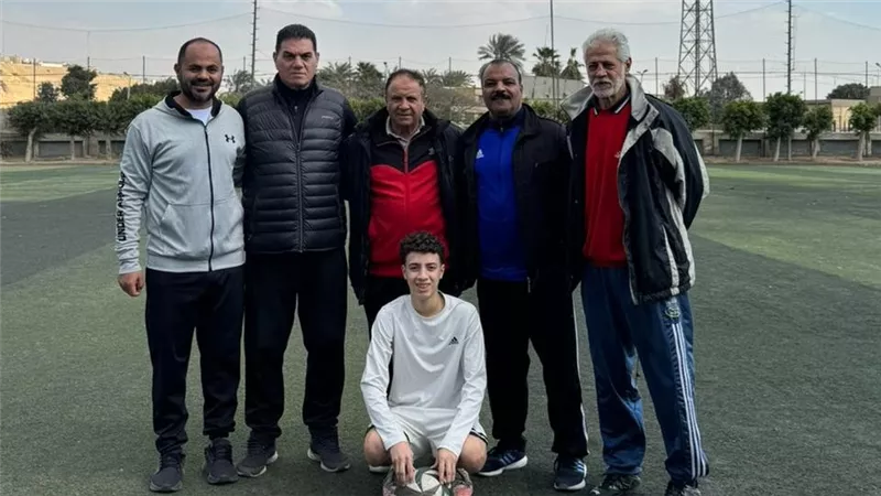 استجابة لحلمه .. وزير الشباب والرياضة يضم الطفل محمد صلاح إلى مشروع 
